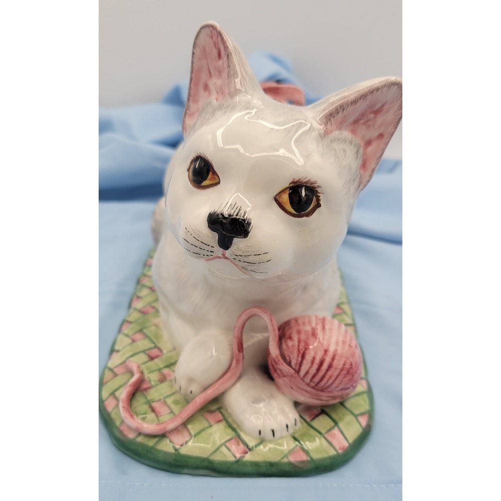 Ceramic Gry/wht Cat On Rug Canister with Lid Made In Italy Hand Painted 2010